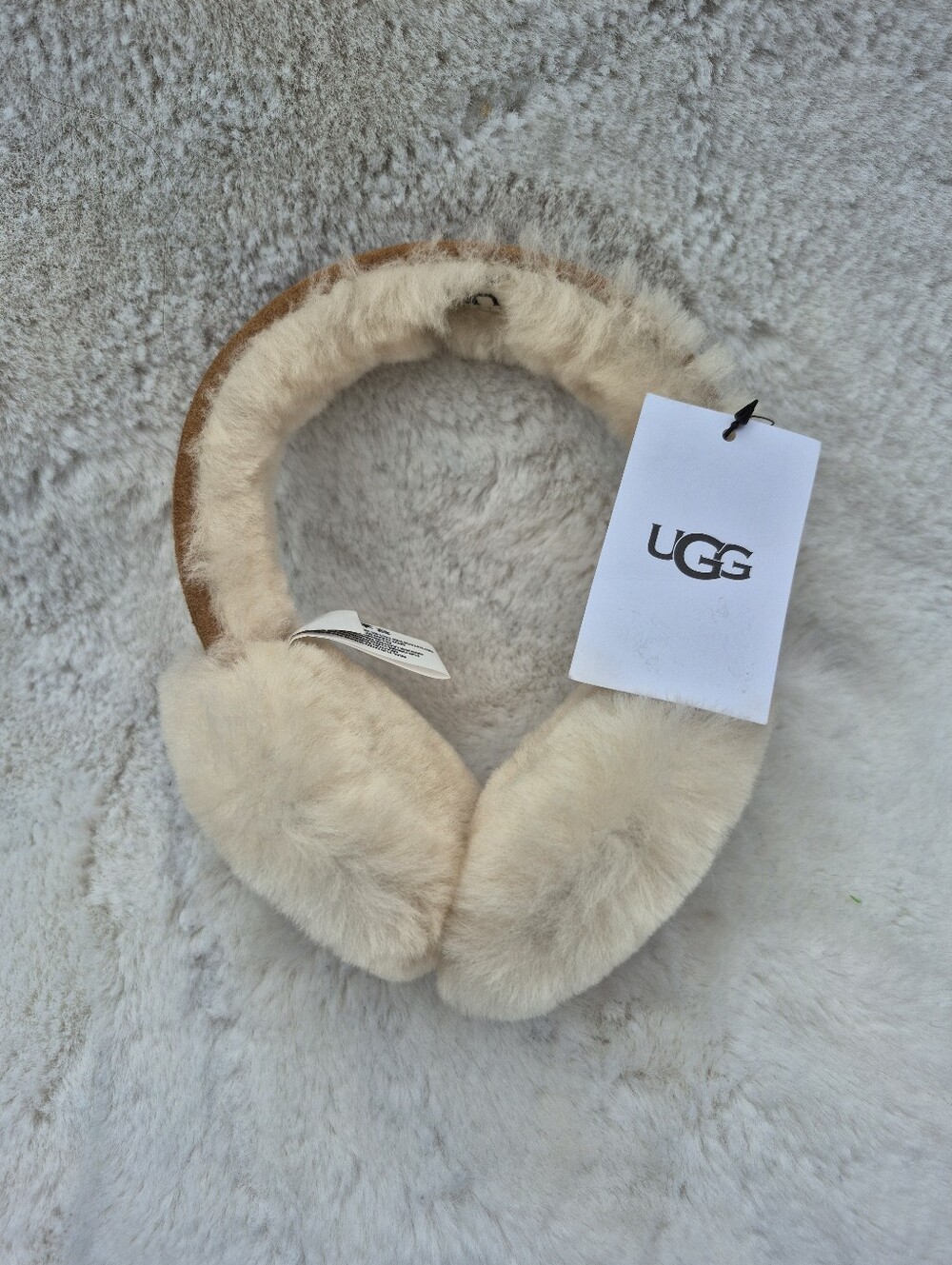 UGG SHEEPSKIN EARMUFFS IN CHESTNUT OS NEW...Brand New....with tags ...in excelle